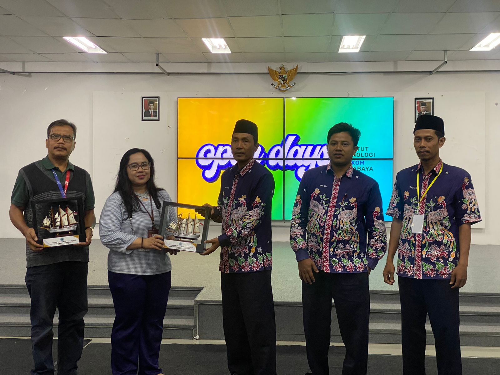Kegiatan outbound siswa SMA IT Nusantara di alam terbuka dengan aktivitas team building