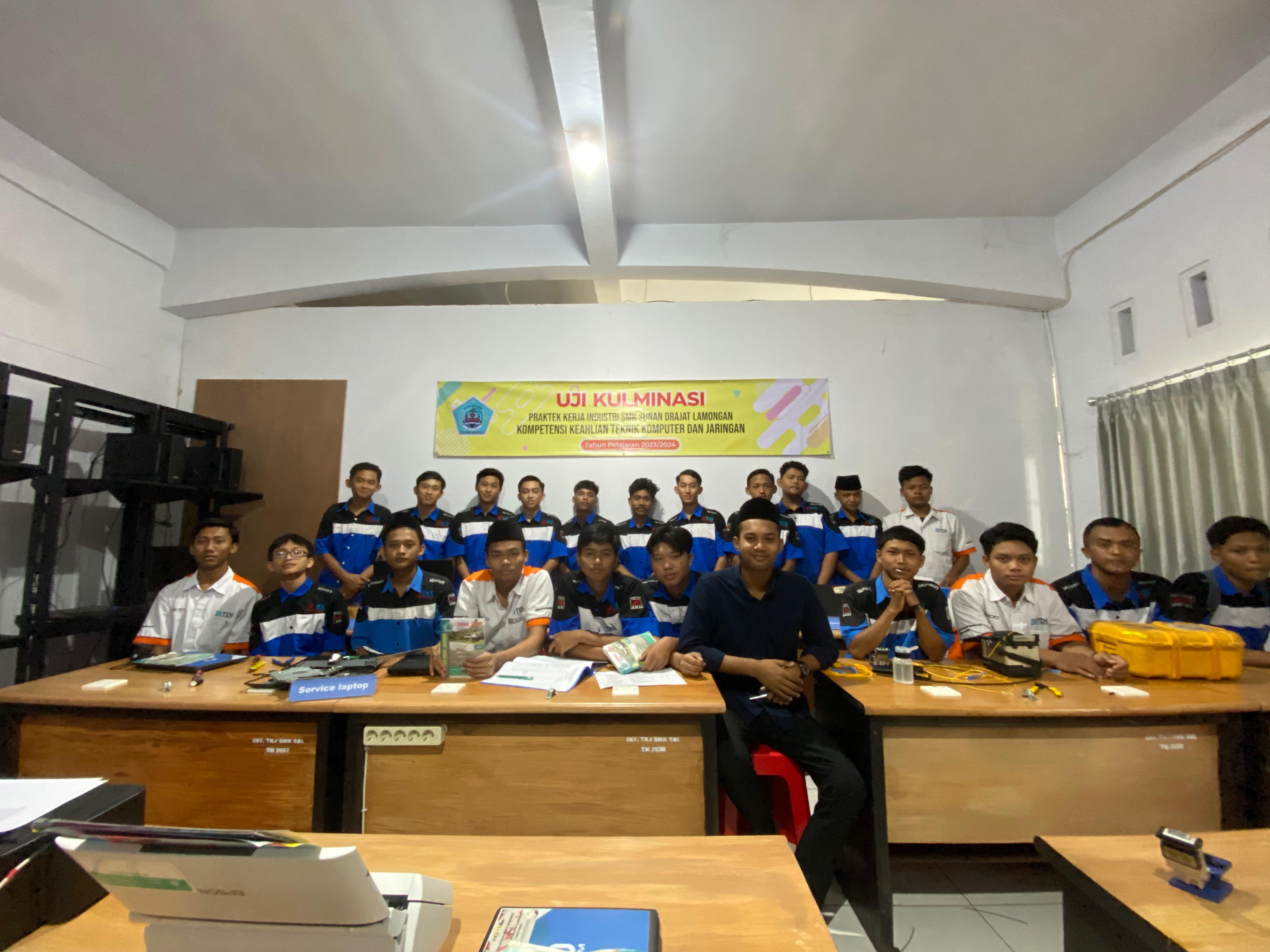 Kegiatan robotic club SMA IT Nusantara dengan siswa sedang merancang robot